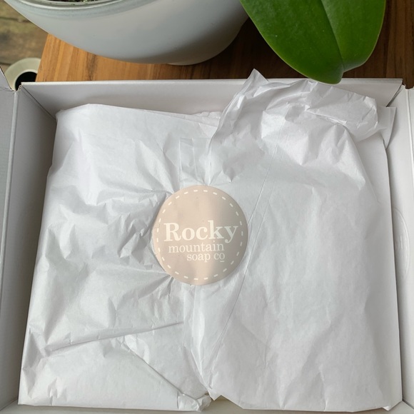 ROCKY MOUNTAIN soap and body butter set Worth $45 Sold for $25 UNISEX - Picture 4 of 9
